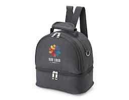 Bolsa térmica dupla confeccionada em nylon, projetada para oferecer organização e eficiência térmica no uso diário. Possui capacidade total de 9 litros, distribuída em dois compartimentos térmicos isolados, permitindo separar alimentos e bebidas de forma prática e funcional. Conta com bolso traseiro com fechamento em zíper, ideal para itens pessoais ou de apoio. Dispõe de alça de mão para transporte rápido e alça para as costas, garantindo conforto em deslocamentos mais longos. Um brinde corporativo versátil, bem estruturado e pensado para rotinas ativas, que entrega utilidade real e presença constante no dia a dia.