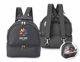 Bolsa térmica dupla confeccionada em nylon, projetada para oferecer organização e eficiência térmica no uso diário. Possui capacidade total de 9 litros, distribuída em dois compartimentos térmicos isolados, permitindo separar alimentos e bebidas de forma prática e funcional. Conta com bolso traseiro com fechamento em zíper, ideal para itens pessoais ou de apoio. Dispõe de alça de mão para transporte rápido e alça para as costas, garantindo conforto em deslocamentos mais longos. Um brinde corporativo versátil, bem estruturado e pensado para rotinas ativas, que entrega utilidade real e presença constante no dia a dia.