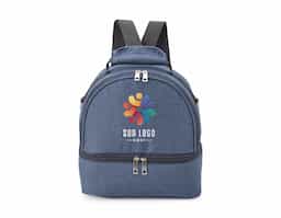 Bolsa térmica dupla confeccionada em nylon, projetada para oferecer organização e eficiência térmica no uso diário. Possui capacidade total de 9 litros, distribuída em dois compartimentos térmicos isolados, permitindo separar alimentos e bebidas de forma prática e funcional. Conta com bolso traseiro com fechamento em zíper, ideal para itens pessoais ou de apoio. Dispõe de alça de mão para transporte rápido e alça para as costas, garantindo conforto em deslocamentos mais longos. Um brinde corporativo versátil, bem estruturado e pensado para rotinas ativas, que entrega utilidade real e presença constante no dia a dia.
