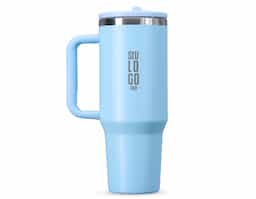 Caneca térmica com capacidade de 1,2 litros em inox 304 com parede dupla. Possui tampa acrílica rosqueável e bico flexível integrado para uso com o canudo. Conta com um prático pegador de plástico e acompanha canudo.