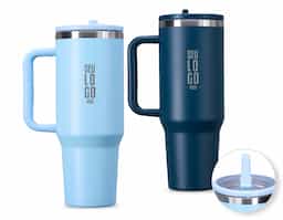 Caneca térmica com capacidade de 1,2 litros em inox 304 com parede dupla. Possui tampa acrílica rosqueável e bico flexível integrado para uso com o canudo. Conta com um prático pegador de plástico e acompanha canudo.