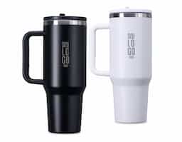 Caneca térmica com capacidade de 1,2 litros em inox 304 com parede dupla. Possui tampa acrílica rosqueável e bico flexível integrado para uso com o canudo. Conta com um prático pegador de plástico e acompanha canudo.