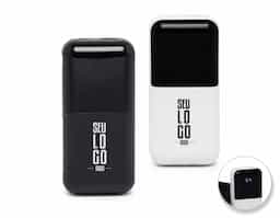 Carregador portátil plástico com 6.000mAh, com duas saídas, tipo C e lightning, display com indicador de bateria. Possui entrada tipo C e USB. Acompanha cabo tipo C.