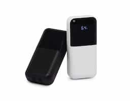 Carregador portátil plástico com 6.000mAh, com duas saídas, tipo C e lightning, display com indicador de bateria. Possui entrada tipo C e USB. Acompanha cabo tipo C.