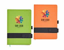 Seja para escrever compromissos do dia ou fazer planejamentos, nossa caderneta é excelente para dias repletos de anotações. Com capa de linho, ela oferece um toque de sofisticação para suas 94 folhas pautadas. O fechamento magnético garante que tudo fique seguro, e o suporte para caneta deixa nossa caderneta ainda mais acessível e organizada. Para completar, conta com marcador de páginas, evitando perda de tempo ao procurar onde parou. É a escolha perfeita para as anotações diárias.