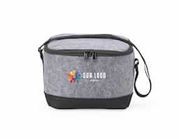 Bolsa térmica confeccionada em tecido feltro, material que se destaca pelo visual diferenciado e toque agradável. Possui capacidade para até 6 litros e revestimento térmico interno, auxiliando na conservação da temperatura de alimentos e bebidas no uso diário. Acompanha alça transversal, que proporciona mais conforto e praticidade no transporte, especialmente em deslocamentos curtos. Seu design compacto e funcional favorece o uso recorrente, tornando-se um brinde corporativo com apelo estético, utilidade real e boa presença no cotidiano do usuário.
