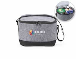 Bolsa térmica confeccionada em tecido feltro, material que se destaca pelo visual diferenciado e toque agradável. Possui capacidade para até 6 litros e revestimento térmico interno, auxiliando na conservação da temperatura de alimentos e bebidas no uso diário. Acompanha alça transversal, que proporciona mais conforto e praticidade no transporte, especialmente em deslocamentos curtos. Seu design compacto e funcional favorece o uso recorrente, tornando-se um brinde corporativo com apelo estético, utilidade real e boa presença no cotidiano do usuário.