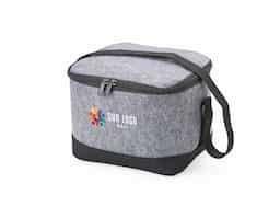 Bolsa térmica confeccionada em tecido feltro, material que se destaca pelo visual diferenciado e toque agradável. Possui capacidade para até 6 litros e revestimento térmico interno, auxiliando na conservação da temperatura de alimentos e bebidas no uso diário. Acompanha alça transversal, que proporciona mais conforto e praticidade no transporte, especialmente em deslocamentos curtos. Seu design compacto e funcional favorece o uso recorrente, tornando-se um brinde corporativo com apelo estético, utilidade real e boa presença no cotidiano do usuário.