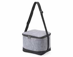 Bolsa térmica confeccionada em tecido feltro, material que se destaca pelo visual diferenciado e toque agradável. Possui capacidade para até 6 litros e revestimento térmico interno, auxiliando na conservação da temperatura de alimentos e bebidas no uso diário. Acompanha alça transversal, que proporciona mais conforto e praticidade no transporte, especialmente em deslocamentos curtos. Seu design compacto e funcional favorece o uso recorrente, tornando-se um brinde corporativo com apelo estético, utilidade real e boa presença no cotidiano do usuário.