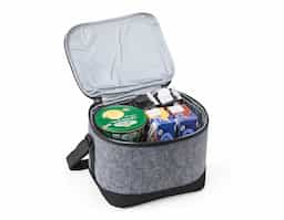 Bolsa térmica confeccionada em tecido feltro, material que se destaca pelo visual diferenciado e toque agradável. Possui capacidade para até 6 litros e revestimento térmico interno, auxiliando na conservação da temperatura de alimentos e bebidas no uso diário. Acompanha alça transversal, que proporciona mais conforto e praticidade no transporte, especialmente em deslocamentos curtos. Seu design compacto e funcional favorece o uso recorrente, tornando-se um brinde corporativo com apelo estético, utilidade real e boa presença no cotidiano do usuário.