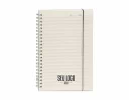 Caderno A5 com capa plástica resistente e elástico para fechamento. Possui cerca de 80 folhas em papel marfim pautado, ideal para anotações e organização. O formato compacto facilita o transporte, tornando-o prático para o dia a dia, seja em aulas ou reuniões. Uma opção funcional e versátil para quem busca um caderno de qualidade.