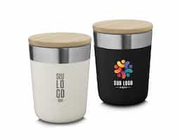 Bebidas geladas por mais tempo neste copo térmico, com capacidade de 300ml, feito em inox, com parede dupla e tampa de bambu que possui um anel de silicone para vedação. Seu design e pintura fosca são o toque de modernidade que você procura.