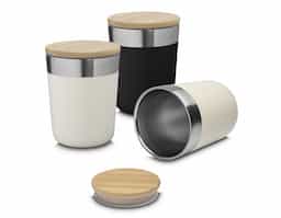 Bebidas geladas por mais tempo neste copo térmico, com capacidade de 300ml, feito em inox, com parede dupla e tampa de bambu que possui um anel de silicone para vedação. Seu design e pintura fosca são o toque de modernidade que você procura.
