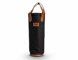Bebida gelada ou quente a qualquer hora, onde estiver. Nosso Porta Garrafa Térmico é ideal para quem ama vinhos e bebidas frescas. Feito em nylon com revestimento térmico em PEVA atóxico, conta com fechamento em velcro para abrir e fechar com praticidade, além de detalhes em couro sintético na alça e no espaço de personalização. Perfeito para acompanhar em todos os momentos, tornando cada brinde ainda mais especial.