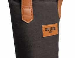 Bebida gelada ou quente a qualquer hora, onde estiver. Nosso Porta Garrafa Térmico é ideal para quem ama vinhos e bebidas frescas. Feito em nylon com revestimento térmico em PEVA atóxico, conta com fechamento em velcro para abrir e fechar com praticidade, além de detalhes em couro sintético na alça e no espaço de personalização. Perfeito para acompanhar em todos os momentos, tornando cada brinde ainda mais especial.