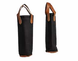 Bebida gelada ou quente a qualquer hora, onde estiver. Nosso Porta Garrafa Térmico é ideal para quem ama vinhos e bebidas frescas. Feito em nylon com revestimento térmico em PEVA atóxico, conta com fechamento em velcro para abrir e fechar com praticidade, além de detalhes em couro sintético na alça e no espaço de personalização. Perfeito para acompanhar em todos os momentos, tornando cada brinde ainda mais especial.