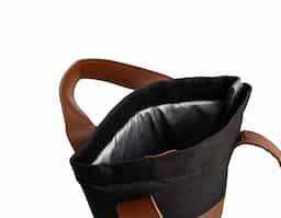 Bebida gelada ou quente a qualquer hora, onde estiver. Nosso Porta Garrafa Térmico é ideal para quem ama vinhos e bebidas frescas. Feito em nylon com revestimento térmico em PEVA atóxico, conta com fechamento em velcro para abrir e fechar com praticidade, além de detalhes em couro sintético na alça e no espaço de personalização. Perfeito para acompanhar em todos os momentos, tornando cada brinde ainda mais especial.