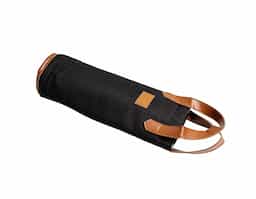 Bebida gelada ou quente a qualquer hora, onde estiver. Nosso Porta Garrafa Térmico é ideal para quem ama vinhos e bebidas frescas. Feito em nylon com revestimento térmico em PEVA atóxico, conta com fechamento em velcro para abrir e fechar com praticidade, além de detalhes em couro sintético na alça e no espaço de personalização. Perfeito para acompanhar em todos os momentos, tornando cada brinde ainda mais especial.