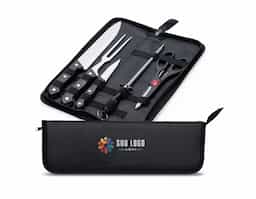Churrascos irresistíveis começam com os utensílios certos! Nosso kit de 5 peças em inox, com cabos plásticos e estojo em nylon, inclui: uma faca chef de 7 polegadas, versátil para diversas tarefas na cozinha; uma faca de legumes de 3 polegadas, ideal para descascar e cortar vegetais; um garfo perfeito para dominar a grelha; uma chaira, essencial para manter as facas sempre afiadas; e uma tesoura multiuso para cortar alimentos, legumes, verduras e carnes. Além disso, a tesoura possui pequenos dentes entre os cabos que funcionam como um quebra-nozes. O kit também acompanha uma plaquinha de metal, permitindo personalizar e dar um toque único ao churrasco. Este kit é perfeito para preparar churrascos deliciosos!