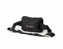 Liberte os movimentos e mantenha os pertences seguros com nossa pochete versátil! Perfeita para o dia a dia, ela libera as mãos enquanto carrega tudo o que precisa. Confeccionada em nylon impermeável, oferece proteção contra a água, garantindo que os itens essenciais fiquem protegidos. Com dois compartimentos com zíper, sendo o principal com um bolso de malha elástica, é possível organizar dinheiro, chaves, fones de ouvido, maquiagens e muito mais. As alças ajustáveis permitem que ela seja usada de várias maneiras: na cintura, transversal ou como bolsa de ombro, oferecendo versatilidade e conforto.