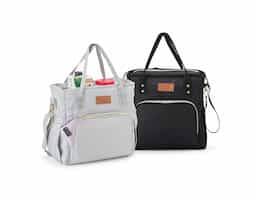 Que tal uma bolsa térmica eficiente para passeios, faculdade ou trabalho? Nossa bolsa térmica de 17 Litros é a escolha perfeita! Feita com tecido Oxford, ela possui dois compartimentos, incluindo um frontal, além de bolsos laterais com elástico para manter tudo organizado. O compartimento principal possui revestimento térmico soldado antivazamento, garantindo a temperatura ideal dos alimentos e bebidas, sem risco de vazamentos de líquidos. É uma bolsa térmica versátil e prática, vem com alça de mão, transversal regulável e etiqueta em couro sintético pronta para personalização.