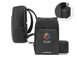 Mochila 2 em 1 com bolsa térmica que permite a sua utilização em conjunto ou separado. Mochila em 900D poliéster reciclado (100% rPET) com bolso e fundo em 600D, poliéster reciclado (100% rPET), de alta densidade com revestimento resistente à água. A mochila é totalmente almofadada e tem interior forrado em 210D poliéster reciclado (100% rPET). Possui 2 compartimentos principais: um compartimento traseiro almofadado para notebook até 17.3” e um compartimento frontal espaçoso com divisória amovível que permite arrumar a sua bolsa térmica no fundo (inclusa). Bolso frontal com zíper e detalhe refletor. Bolso lateral ideal para transportar a sua squeeze e parte posterior com acolchoamento extra e alça para trolley. Capacidade até 20 L. A bolsa térmica almofadada em 900D rPET com isolamento em PEVA. Capacidade 4,5 L. Mochila: 300 x 460 x 160 mm | Bolsa térmica: 240 x 150 x 140 mm