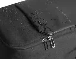 Mochila 2 em 1 com bolsa térmica que permite a sua utilização em conjunto ou separado. Mochila em 900D poliéster reciclado (100% rPET) com bolso e fundo em 600D, poliéster reciclado (100% rPET), de alta densidade com revestimento resistente à água. A mochila é totalmente almofadada e tem interior forrado em 210D poliéster reciclado (100% rPET). Possui 2 compartimentos principais: um compartimento traseiro almofadado para notebook até 17.3” e um compartimento frontal espaçoso com divisória amovível que permite arrumar a sua bolsa térmica no fundo (inclusa). Bolso frontal com zíper e detalhe refletor. Bolso lateral ideal para transportar a sua squeeze e parte posterior com acolchoamento extra e alça para trolley. Capacidade até 20 L. A bolsa térmica almofadada em 900D rPET com isolamento em PEVA. Capacidade 4,5 L. Mochila: 300 x 460 x 160 mm | Bolsa térmica: 240 x 150 x 140 mm