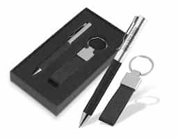 Kit para escritório composto por itens em metal e detalhes em PET reciclado. Inclui um chaveiro metálico e uma caneta de alta qualidade, ideal para um ambiente de trabalho funcional e sustentável. Design moderno e durável, combinando praticidade e respeito ao meio ambiente.
