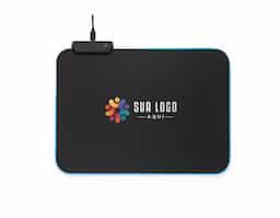 Tapete para jogos em poliéster com base antiderrapante em borracha. Iluminação periférica em RGB, configurada em 15 modos, proporciona uma melhor experiência de jogo. A configuração destas luzes pode ser realizada manualmente permitindo que estabeleça o seu padrão favorito. Cabo resistente de 1.5 m desenvolvido para um uso prolongado. Fornecido em caixa presente. 250 x 350 x 4 mm | Caixa: 60 x 365 x 60 mm