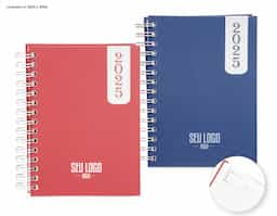 Agenda diária 2026 com capa dura em prime, bolso plástico interno e encadernação Wire-O. Contém páginas dedicadas dados pessoais, calendários de 2025 até 2027, lista de contatos, planejamento diário e mapas