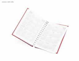 Agenda diária 2026 com capa dura em prime, bolso plástico interno e encadernação Wire-O. Contém páginas dedicadas dados pessoais, calendários de 2025 até 2027, lista de contatos, planejamento diário e mapas