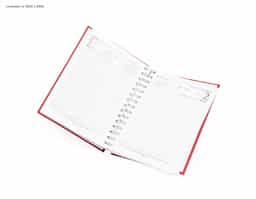 Agenda diária 2026 com capa dura em prime, bolso plástico interno e encadernação Wire-O. Contém páginas dedicadas dados pessoais, calendários de 2025 até 2027, lista de contatos, planejamento diário e mapas