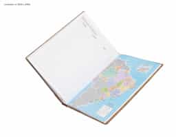 Agenda 2026 com capa em couro sintético e marcador de páginas em fita de cetim. Contém páginas dedicadas dados pessoais, calendários de 2025 até 2027, lista de contatos, planejamento diário e mapas.