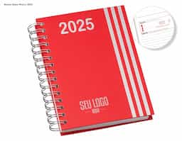 Agenda modelo Wire-o com capa premium durável, apresentando uma faixa azul que destaca o design. Inclui o ano na capa, sendo ideal para organização diária. Combina praticidade e estilo, com encadernação resistente que facilita o uso e manuseio. Adequada para compromissos, anotações e planejamentos diversos.