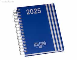 Agenda modelo Wire-o com capa premium durável, apresentando uma faixa azul que destaca o design. Inclui o ano na capa, sendo ideal para organização diária. Combina praticidade e estilo, com encadernação resistente que facilita o uso e manuseio. Adequada para compromissos, anotações e planejamentos diversos.