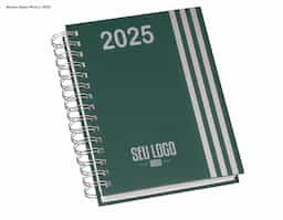 Agenda modelo Wire-o com capa premium durável, apresentando uma faixa azul que destaca o design. Inclui o ano na capa, sendo ideal para organização diária. Combina praticidade e estilo, com encadernação resistente que facilita o uso e manuseio. Adequada para compromissos, anotações e planejamentos diversos.