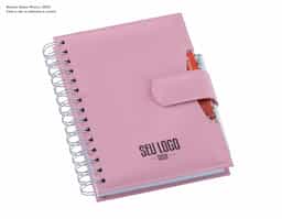Agenda de capa marrom com acabamento sofisticado, fecho de ímã para maior segurança e suporte integrado para caneta e cartões. Encadernação wire-o garante durabilidade e facilidade no uso diário, ideal para organização pessoal ou profissional. Compacta e funcional, combina estilo e praticidade.