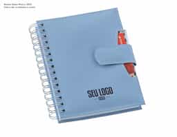 Agenda de capa marrom com acabamento sofisticado, fecho de ímã para maior segurança e suporte integrado para caneta e cartões. Encadernação wire-o garante durabilidade e facilidade no uso diário, ideal para organização pessoal ou profissional. Compacta e funcional, combina estilo e praticidade.