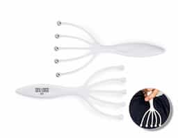 Uma massagem confortável em qualquer lugar. Compacto e de fácil manuseio, o nosso massageador é ideal para o relaxamento e um importante aliado contra o estresse do cotidiano. Feito de plástico e suas garras possuem bolinhas de aço inoxidável.