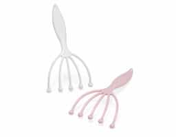 Uma massagem confortável em qualquer lugar. Compacto e de fácil manuseio, o nosso massageador é ideal para o relaxamento e um importante aliado contra o estresse do cotidiano. Feito de plástico e suas garras possuem bolinhas de aço inoxidável.