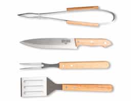 Kit churrasco 4 peças em estojo de nylon com alça. Possui: pegador, garfo, faca e espátula de madeira, acompanha plaquinha para personalização, proteções plásticas(faca e garfo) e parte interna com elástico para guardar as peças.