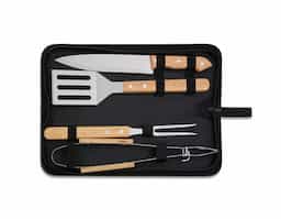 Kit churrasco 4 peças em estojo de nylon com alça. Possui: pegador, garfo, faca e espátula de madeira, acompanha plaquinha para personalização, proteções plásticas(faca e garfo) e parte interna com elástico para guardar as peças.