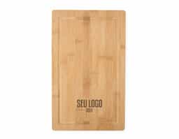 Kit para preparar os churrascos mais deliciosos, composto por cinco peças com lâminas em aço inox e cabos de madeira. Inclui três facas de 3", 4" e 6" polegadas, um garfo e uma tábua de bambu, todos acomodados em uma caixa de papelão. É a escolha perfeita para quem aprecia uma boa carne em momentos de celebração.  Altura :  39,2 cm