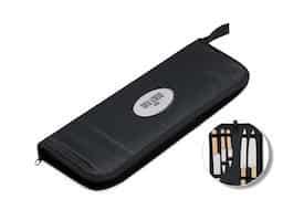 Facas para os mais diversos tipos de cortes. Com o nosso kit de churrasco, ficarão ainda mais saborosos. Composto por 5 peças em lâminas em inox com cabos em madeira, proporcionando mais precisão durante os cortes, sendo de 7”, 8”, 3”,9” e 5” polegadas, todas acomodadas em um prático estojo de nylon para levá-lo para onde desejar com facilidade. Além disso, acompanha uma plaquinha de metal para uma personalização exclusiva. Kit perfeito para deixar as receitas mais saborosas e fáceis de fazer.