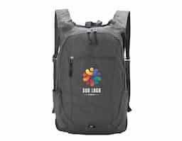 Prática e despojada, a nossa mochila dobrável de 16 litros é a escolha certa para uma rotina desde academia ao esporte, com facilidade. Compacta, pode ser guardada em formato de estojo quando não estiver em uso, sendo a bolsa extra perfeita que não ocupa espaço. Produzida em Oxford, conta com um compartimento amplo com bolso, dois bolsos laterais em tela para garrafas ou itens essenciais, detalhe refletivo, tornando-o seguro durante viagens ou corridas a noite e um bolso frontal de fácil acesso para guardar documentos, chaves ou outros pertences. Além disso, a mochila conta com alças de ombro respiráveis que os mantêm mais frescos e confortáveis durante as aventuras ao ar livre. Perfeita para quem precisa de versatilidade e eficiência em uma só peça.