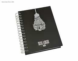 Agenda Wire-o com Capa Prime preta, decorada com uma estampa motivacional. Modelo diário 2025, oferece páginas datadas para organização de tarefas e compromissos. Possui encadernação resistente e design compacto, ideal para uso pessoal ou profissional.