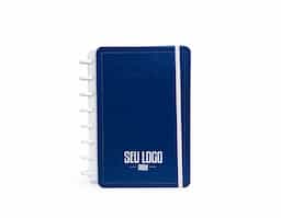 Este caderno foi feito para quem valoriza praticidade e organização. Com capa dura revestida em material sintético, ele une durabilidade e um design moderno. Suas 64 folhas de papel off-set 104g incluem 50 impressas e 6 folhas brancas reposicionáveis, que podem ser removidas, e se acabarem, podem ser impressas em casa e recolocadas com facilidade, garantindo flexibilidade total. Ele ainda vem com folhas extras para dados pessoais, calendário de 2025 a 2027, datas importantes e planejamento trimestral, ajudando a manter todas as suas informações essenciais à mão. Com acabamento em 8 discos, costura nas capas, elástico de fechamento, cantos arredondados e laminação fosca, é o caderno perfeito para quem busca uma experiência prática e versátil, ideal para acompanhar todas as suas tarefas e anotações diárias.