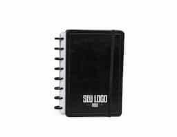 Este caderno foi feito para quem valoriza praticidade e organização. Com capa dura revestida em material sintético, ele une durabilidade e um design moderno. Suas 64 folhas de papel off-set 104g incluem 50 impressas e 6 folhas brancas reposicionáveis, que podem ser removidas, e se acabarem, podem ser impressas em casa e recolocadas com facilidade, garantindo flexibilidade total. Ele ainda vem com folhas extras para dados pessoais, calendário de 2025 a 2027, datas importantes e planejamento trimestral, ajudando a manter todas as suas informações essenciais à mão. Com acabamento em 8 discos, costura nas capas, elástico de fechamento, cantos arredondados e laminação fosca, é o caderno perfeito para quem busca uma experiência prática e versátil, ideal para acompanhar todas as suas tarefas e anotações diárias.