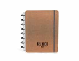 Este caderno foi feito para quem valoriza praticidade e organização. Com capa dura revestida em material sintético, ele une durabilidade e um design moderno. Suas 64 folhas de papel off-set 104g incluem 50 impressas e 6 folhas brancas reposicionáveis, que podem ser removidas, e se acabarem, podem ser impressas em casa e recolocadas com facilidade, garantindo flexibilidade total. Ele ainda vem com folhas extras para dados pessoais, calendário de 2025 a 2027, datas importantes e planejamento trimestral, ajudando a manter todas as suas informações essenciais à mão. Com acabamento em 8 discos, costura nas capas, elástico de fechamento, cantos arredondados e laminação fosca, é o caderno perfeito para quem busca uma experiência prática e versátil, ideal para acompanhar todas as suas tarefas e anotações diárias.