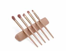 Com cinco pincéis cuidadosamente selecionados, este kit proporciona versatilidade e praticidade para criar uma maquiagem impecável na área dos olhos e deixar aquele sombreado perfeito.